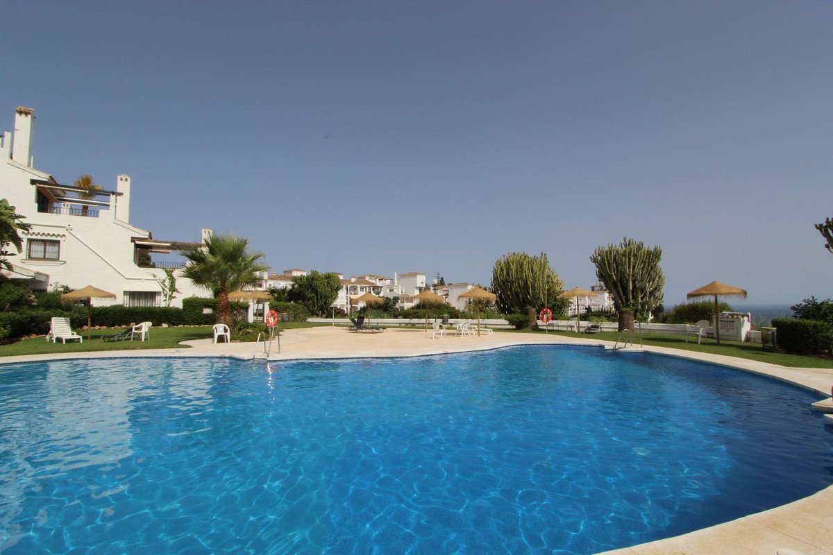 2 Bed Middle Floor Apartment in Calahonda