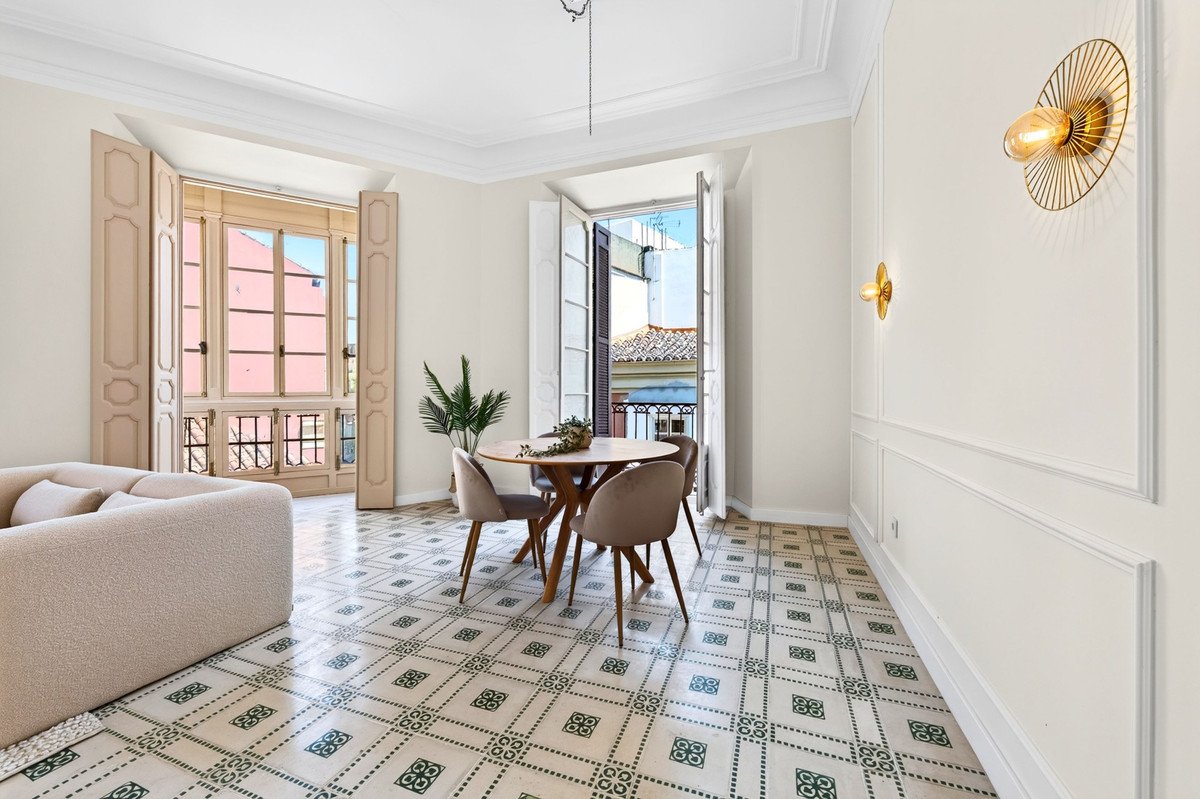 4 Bed Middle Floor Apartment in Centro Histórico
