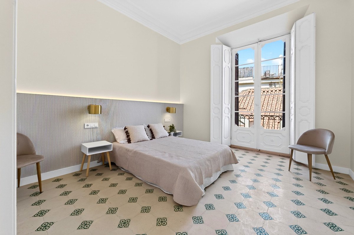 4 Bed Middle Floor Apartment in Centro Histórico