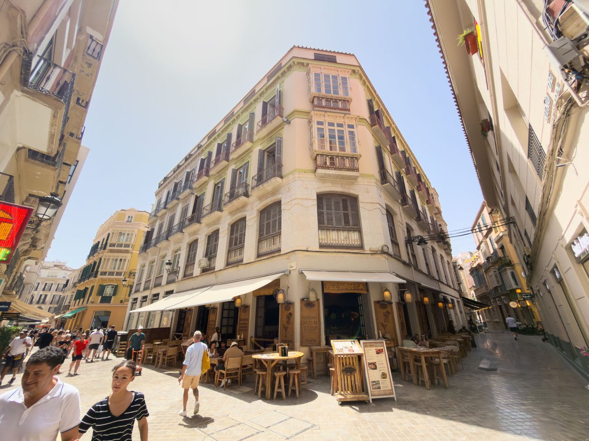 4 Bed Middle Floor Apartment in Centro Histórico