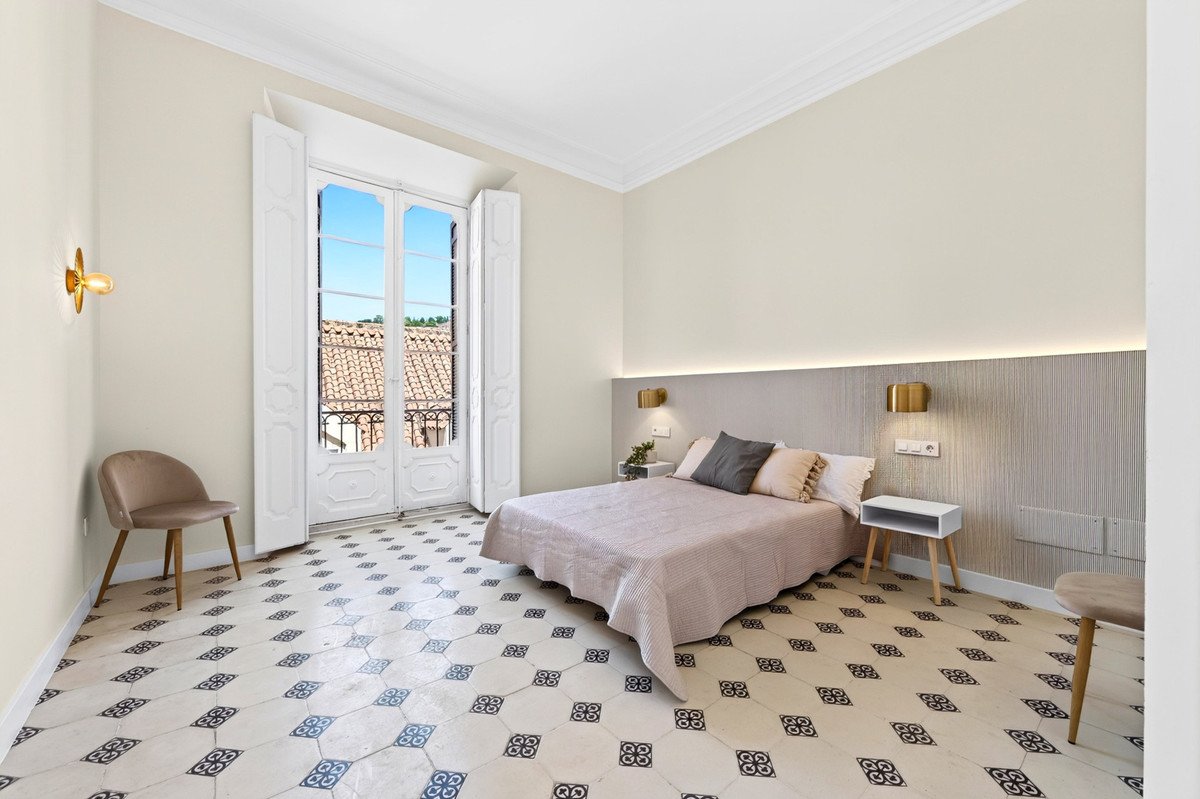 4 Bed Middle Floor Apartment in Centro Histórico