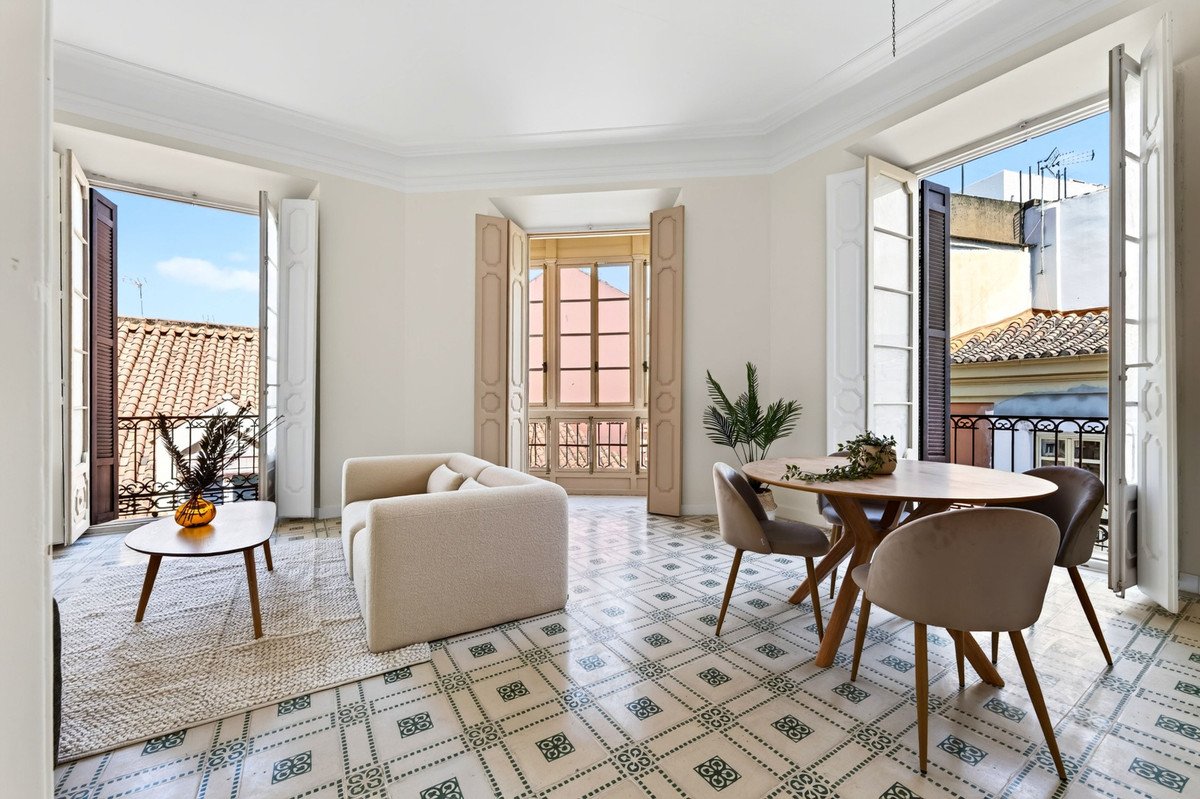 4 Bed Middle Floor Apartment in Centro Histórico