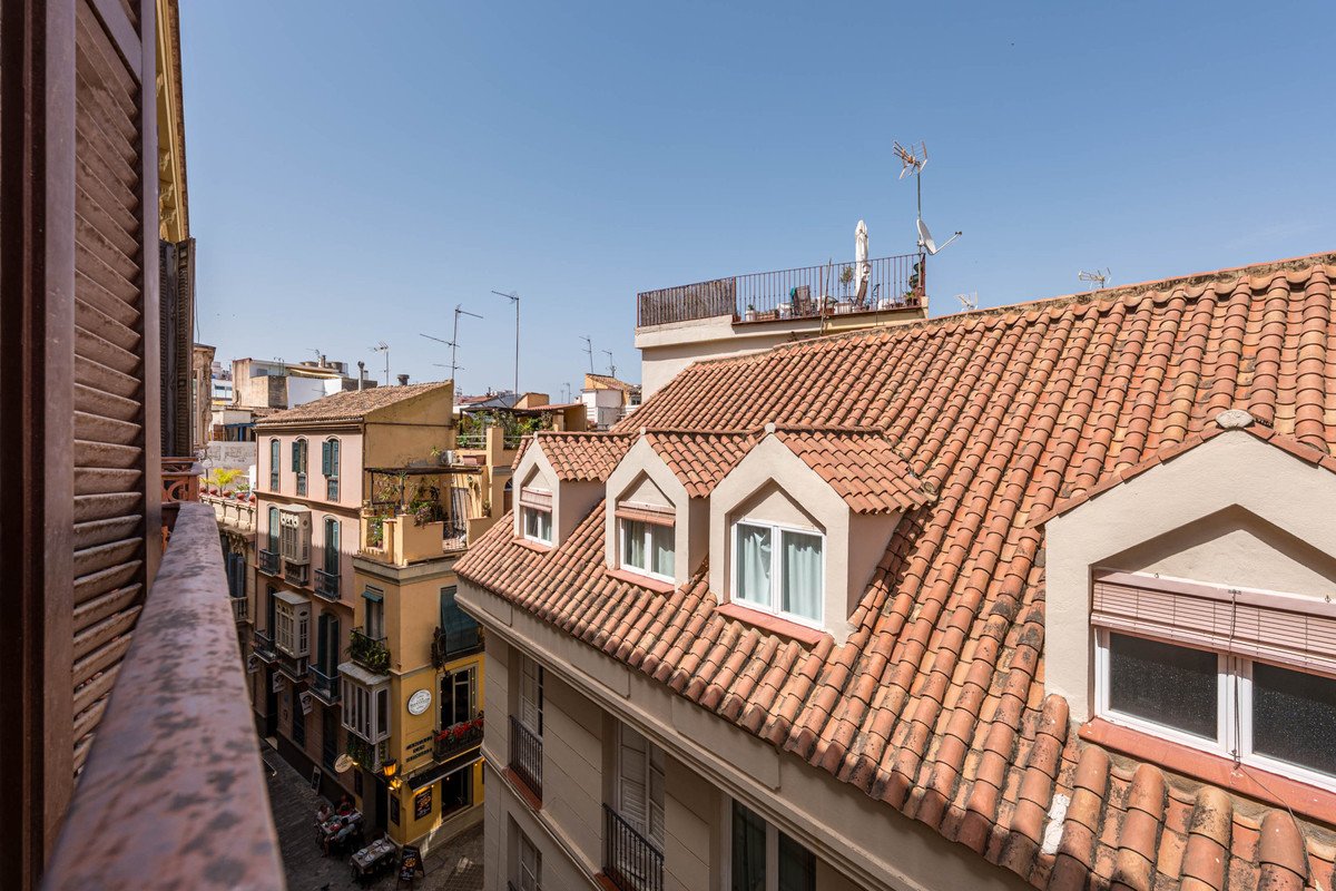4 Bed Middle Floor Apartment in Centro Histórico