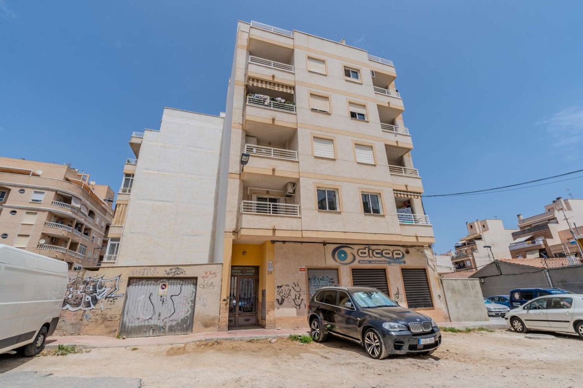 2 Bed Ground Floor Apartment in Torrevieja