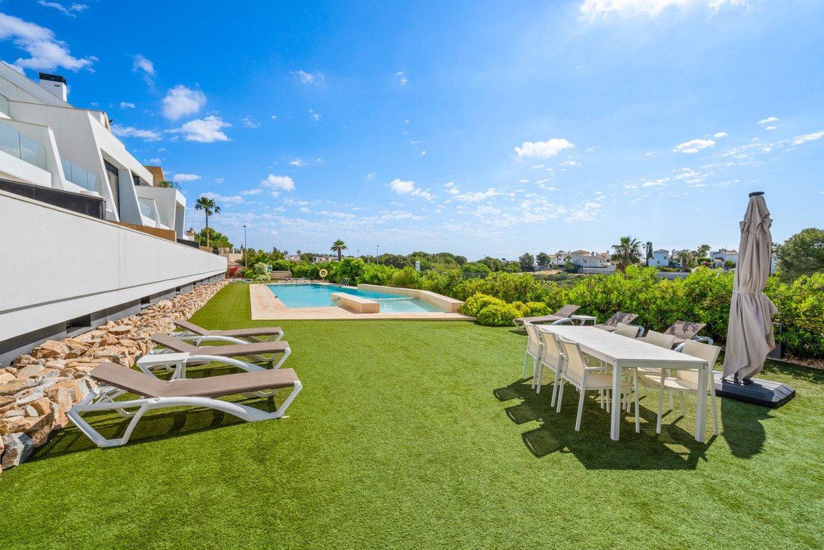2 Bed Ground Floor Apartment in Villamartin