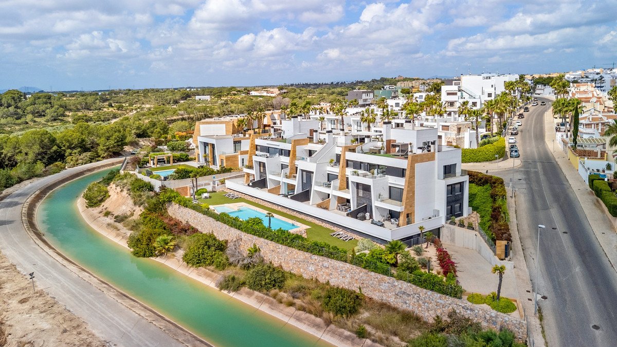 2 Bed Ground Floor Apartment in Villamartin