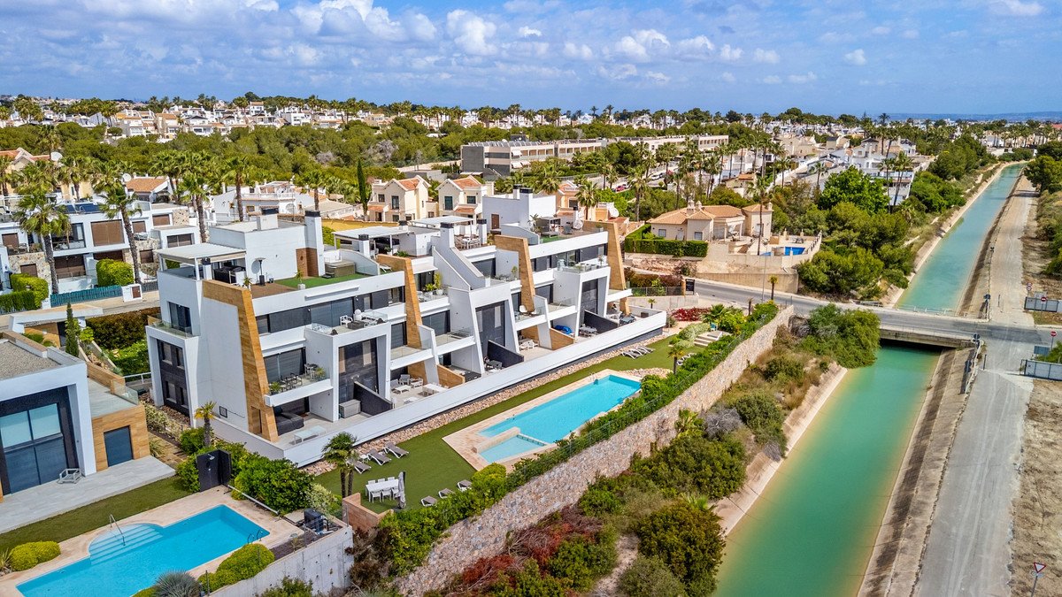 2 Bed Ground Floor Apartment in Villamartin