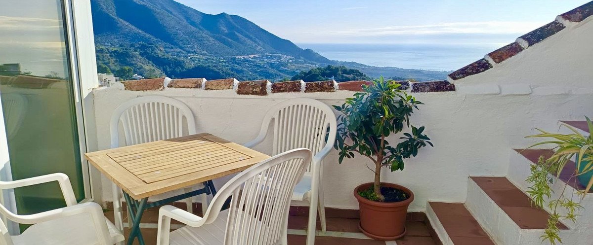 2 Bed Top Floor Apartment in Mijas