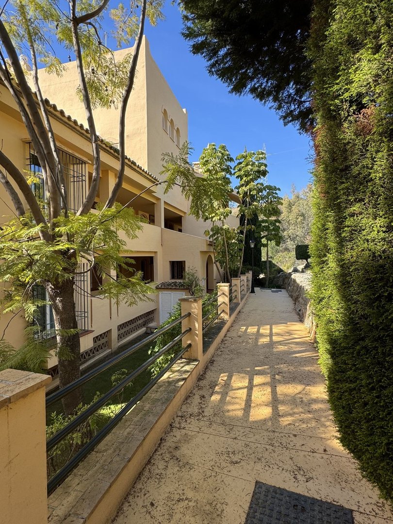 3 Bed Middle Floor Apartment in Elviria