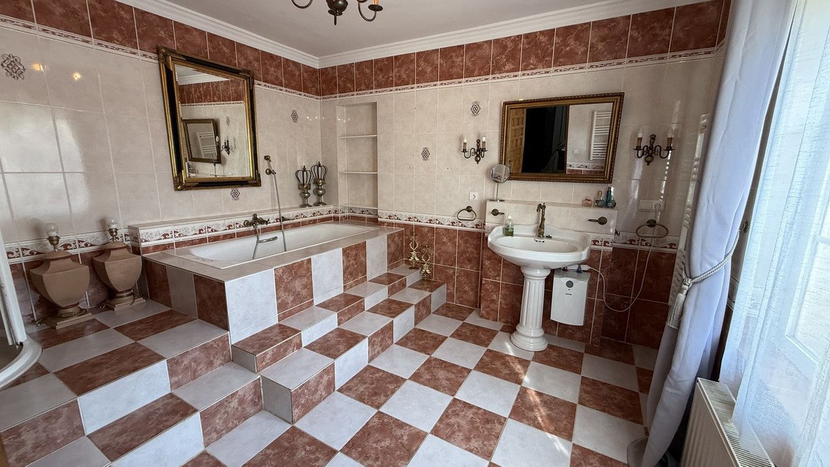 4 Bed Finca - Cortijo in Coín