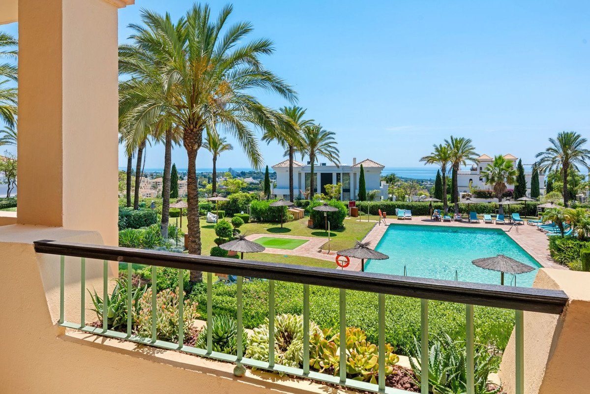 2 Bed Middle Floor Apartment in Los Flamingos