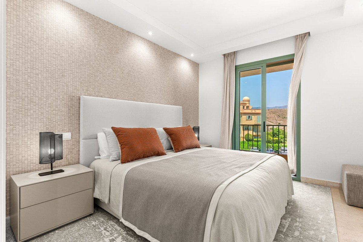2 Bed Middle Floor Apartment in Los Flamingos