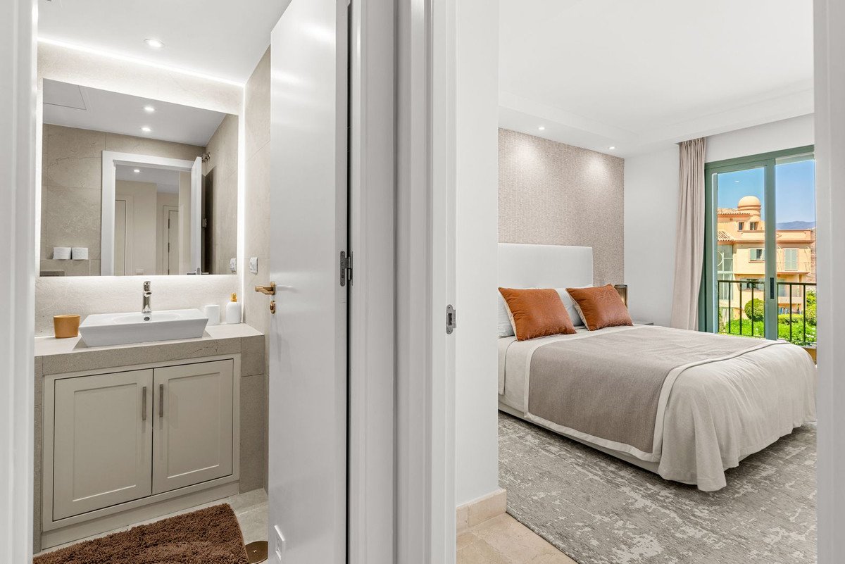 2 Bed Middle Floor Apartment in Los Flamingos