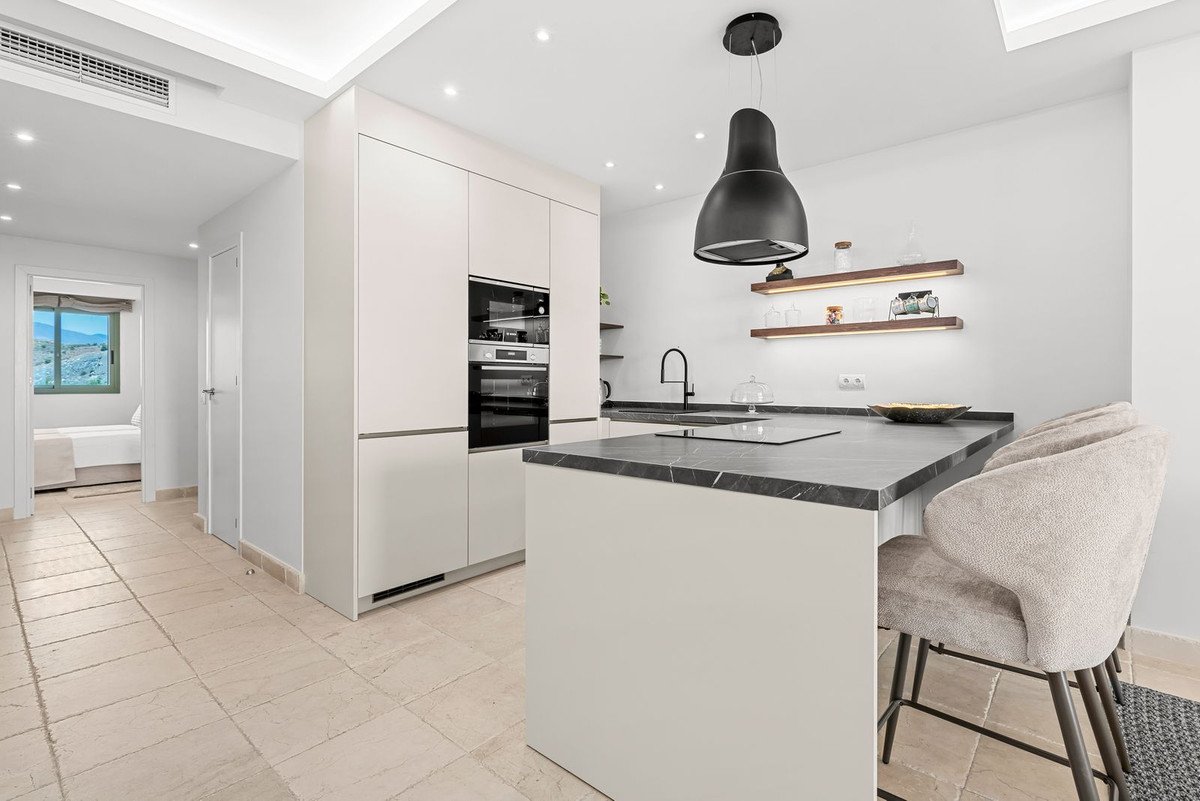2 Bed Middle Floor Apartment in Los Flamingos
