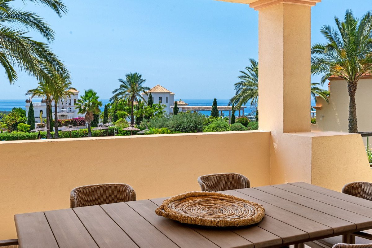2 Bed Middle Floor Apartment in Los Flamingos