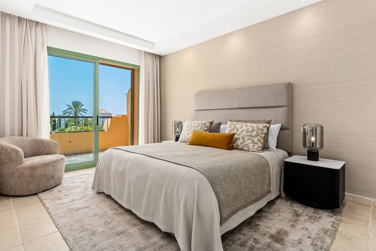 2 Bed Middle Floor Apartment in Los Flamingos