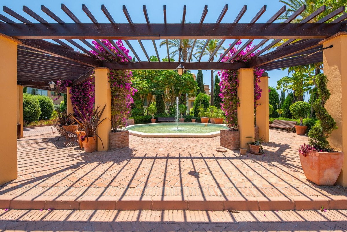 2 Bed Middle Floor Apartment in Los Flamingos