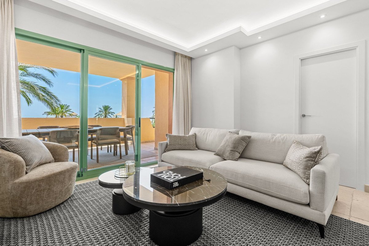 2 Bed Middle Floor Apartment in Los Flamingos