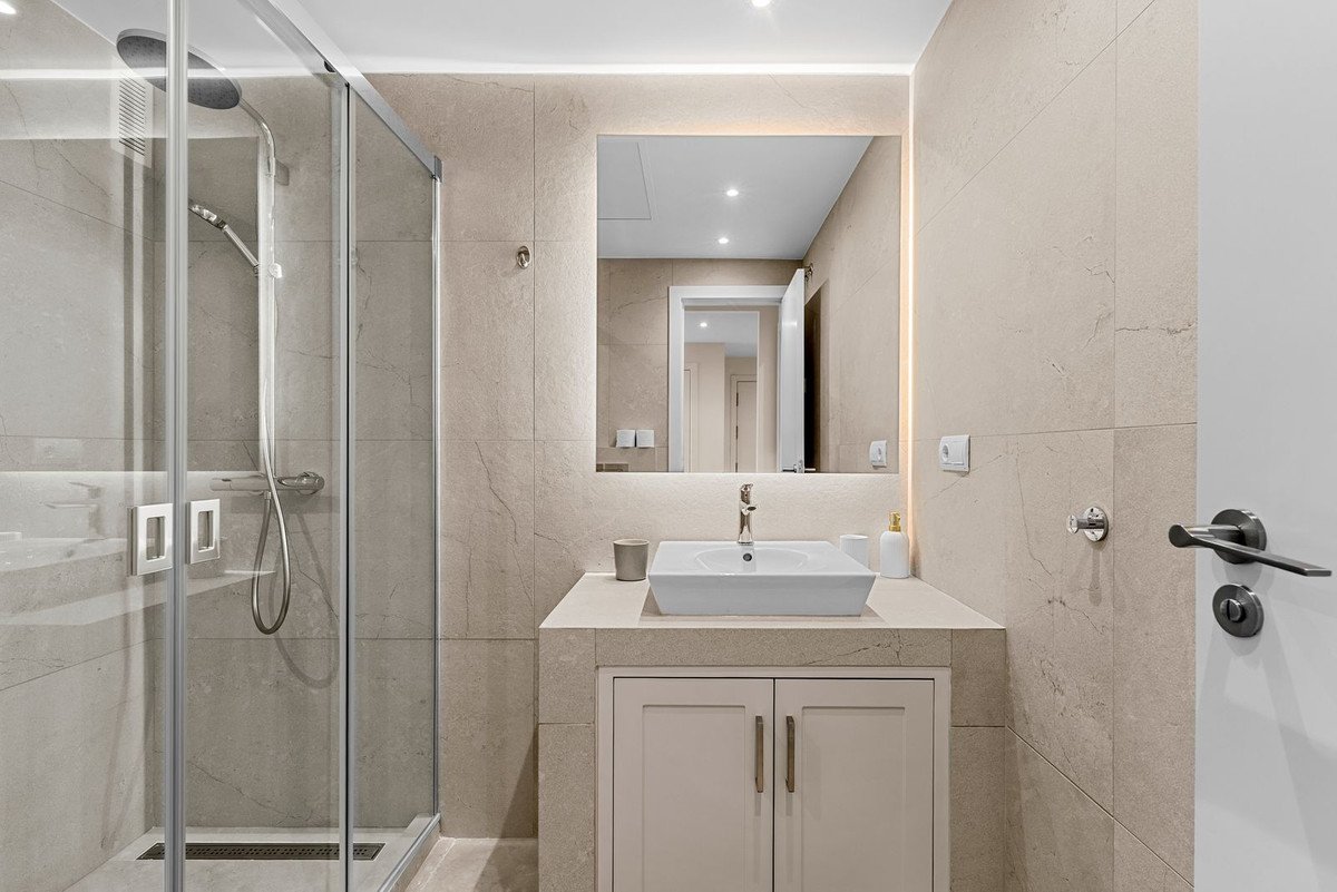 2 Bed Middle Floor Apartment in Los Flamingos