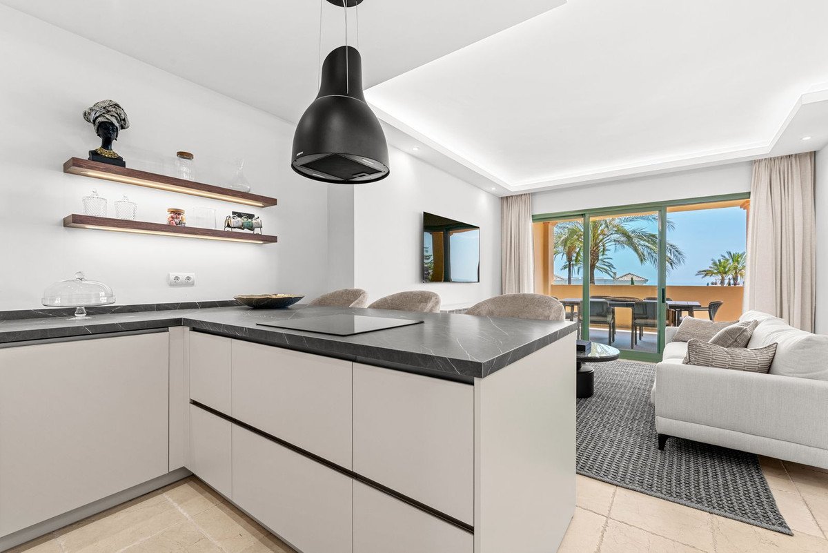 2 Bed Middle Floor Apartment in Los Flamingos