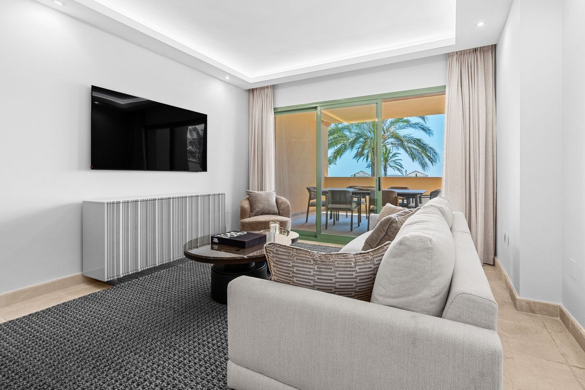 2 Bed Middle Floor Apartment in Los Flamingos