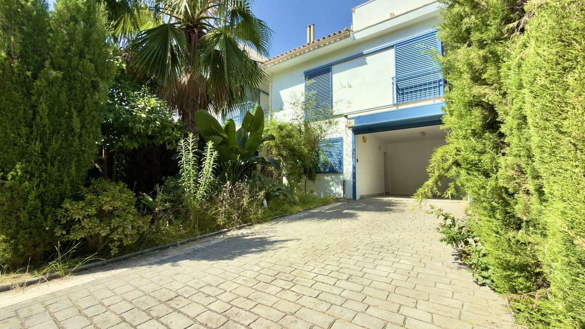 4 Bed Townhouse in Nueva Andalucía