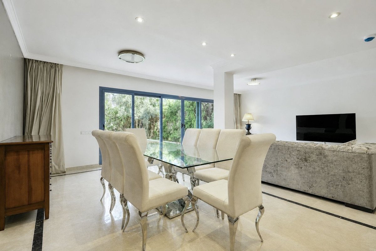 4 Bed Townhouse in Nueva Andalucía