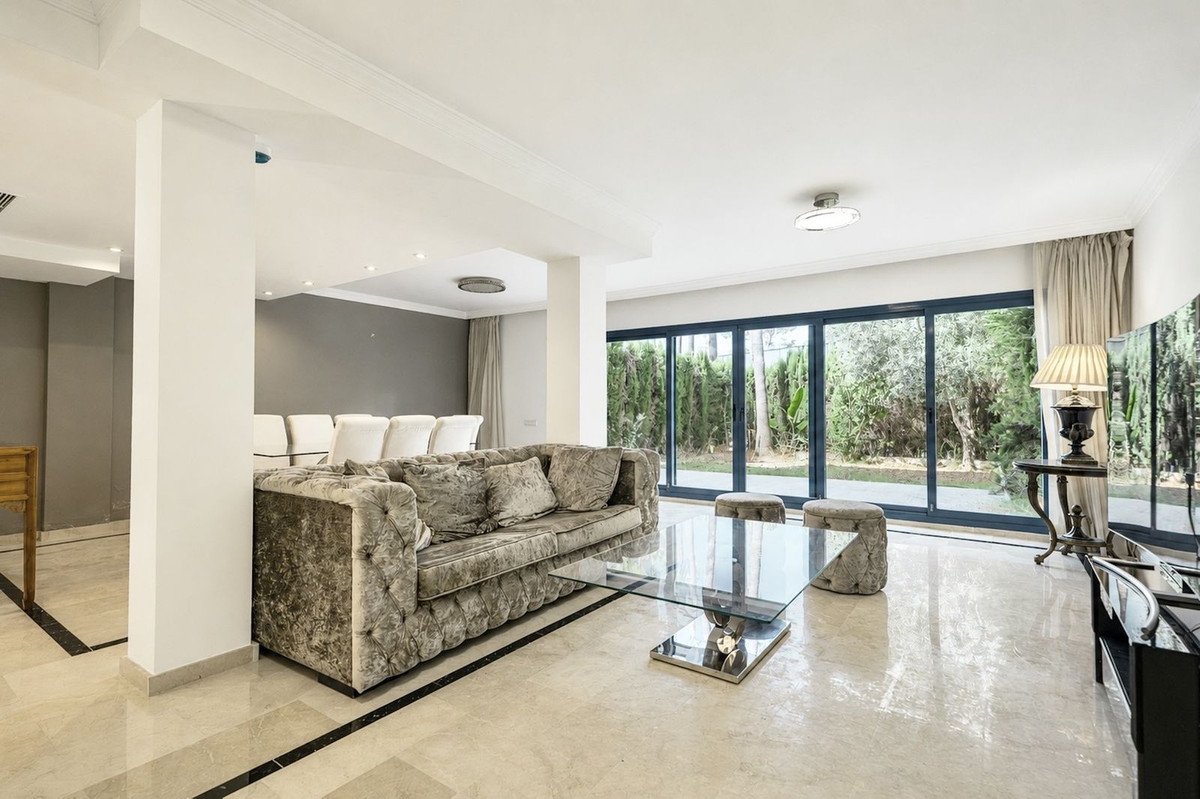 4 Bed Townhouse in Nueva Andalucía