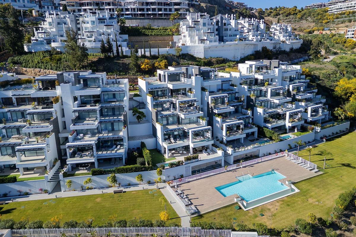 2 Bed Middle Floor Apartment in La Quinta
