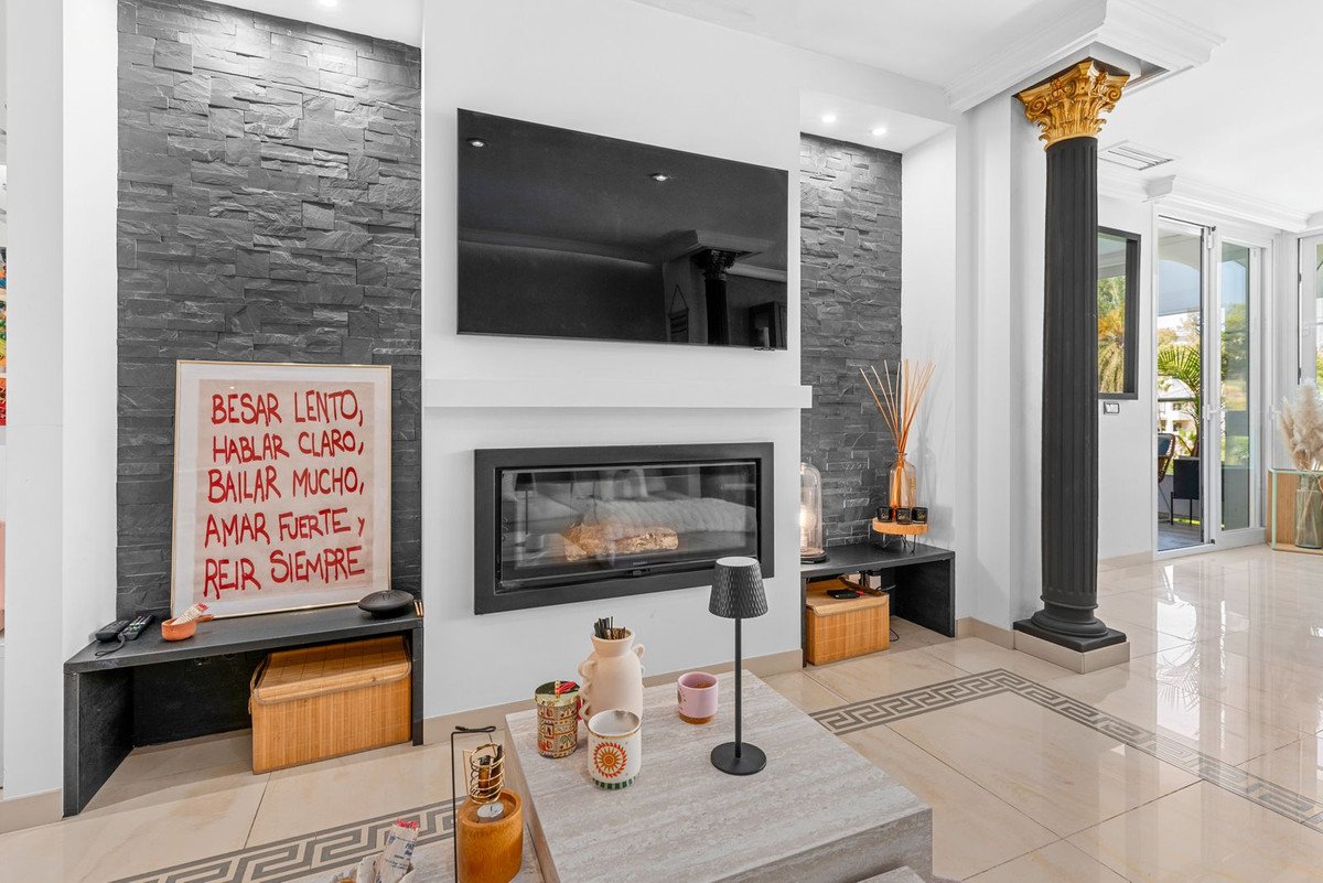 3 Bed Top Floor Apartment in Benahavís