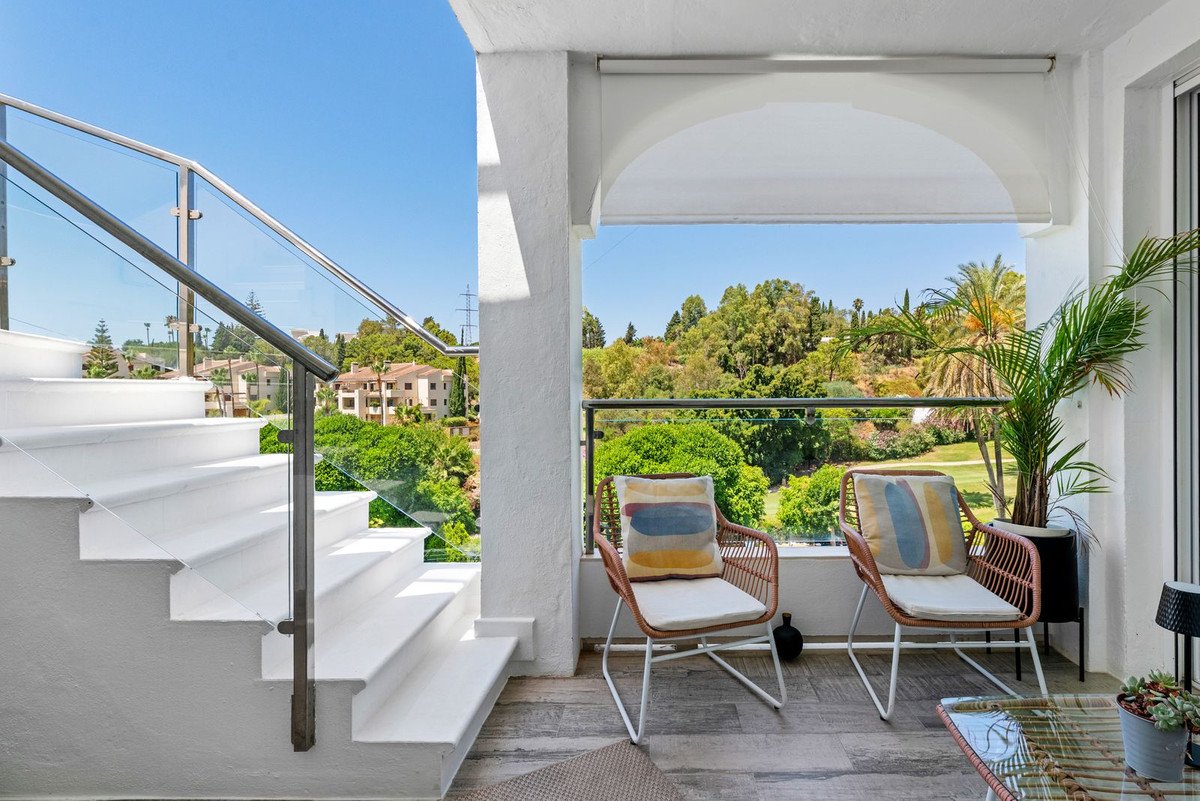 3 Bed Top Floor Apartment in Benahavís