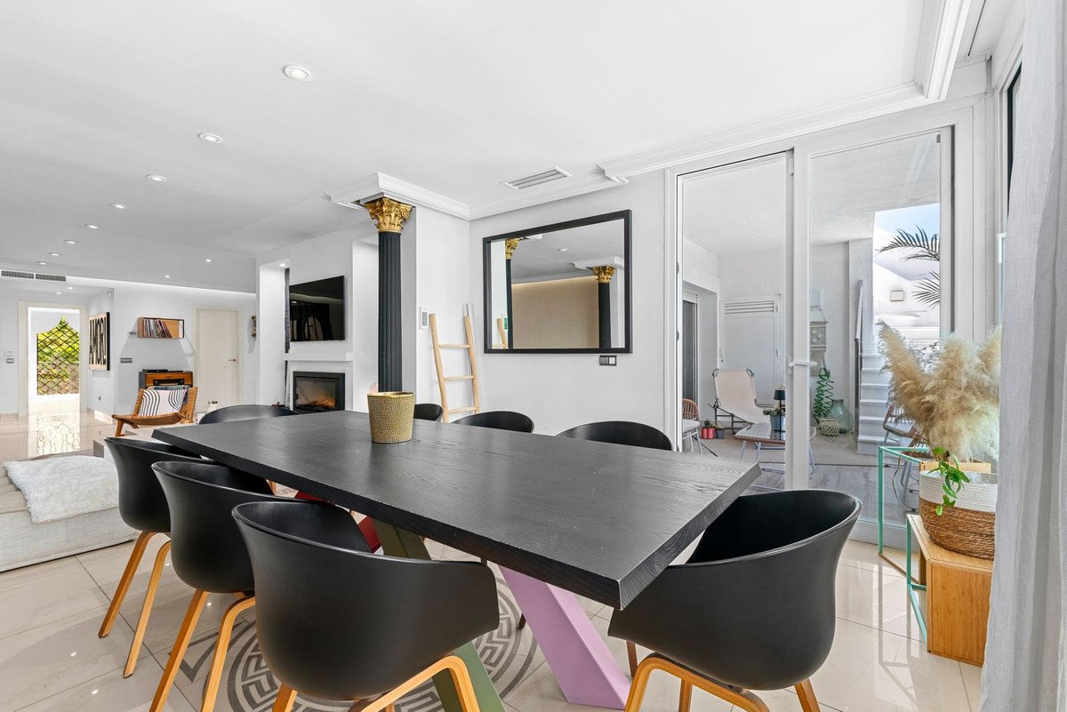 3 Bed Top Floor Apartment in Benahavís