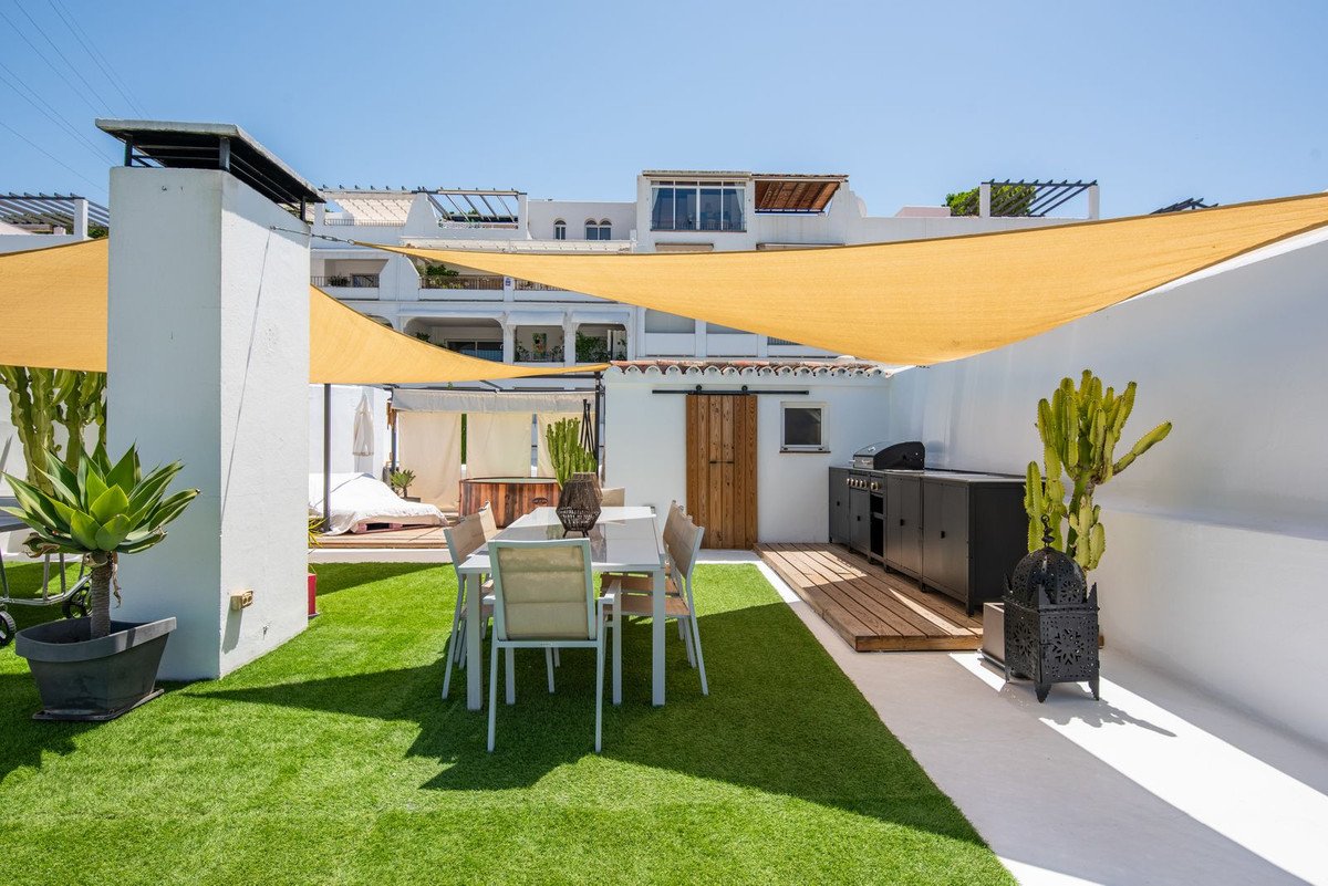 3 Bed Top Floor Apartment in Benahavís