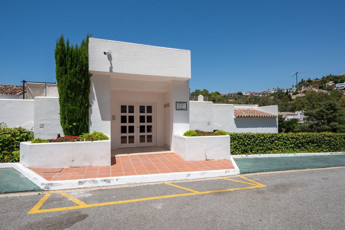 3 Bed Top Floor Apartment in Benahavís