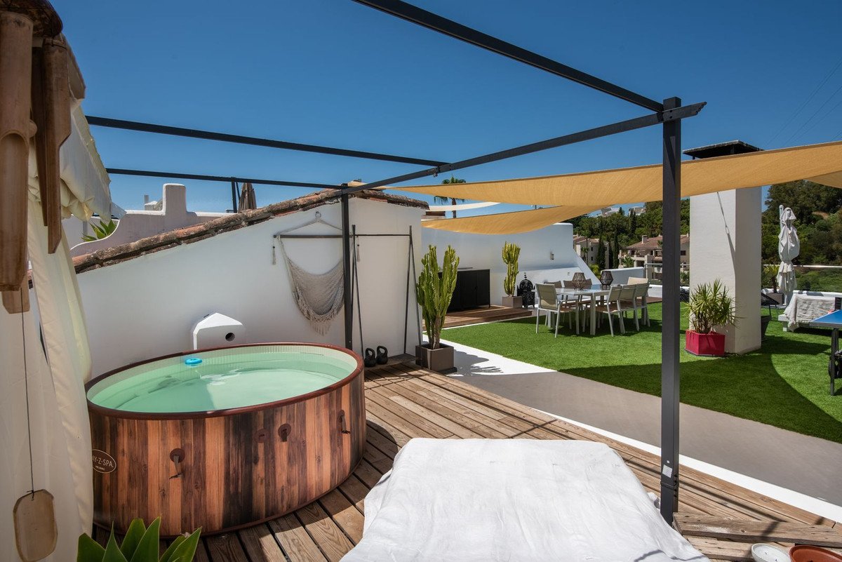 3 Bed Top Floor Apartment in Benahavís