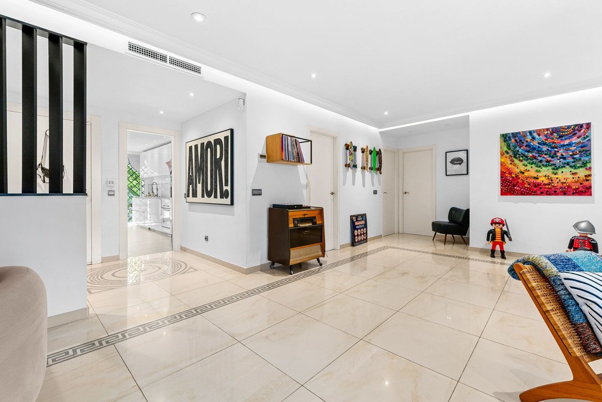 3 Bed Top Floor Apartment in Benahavís