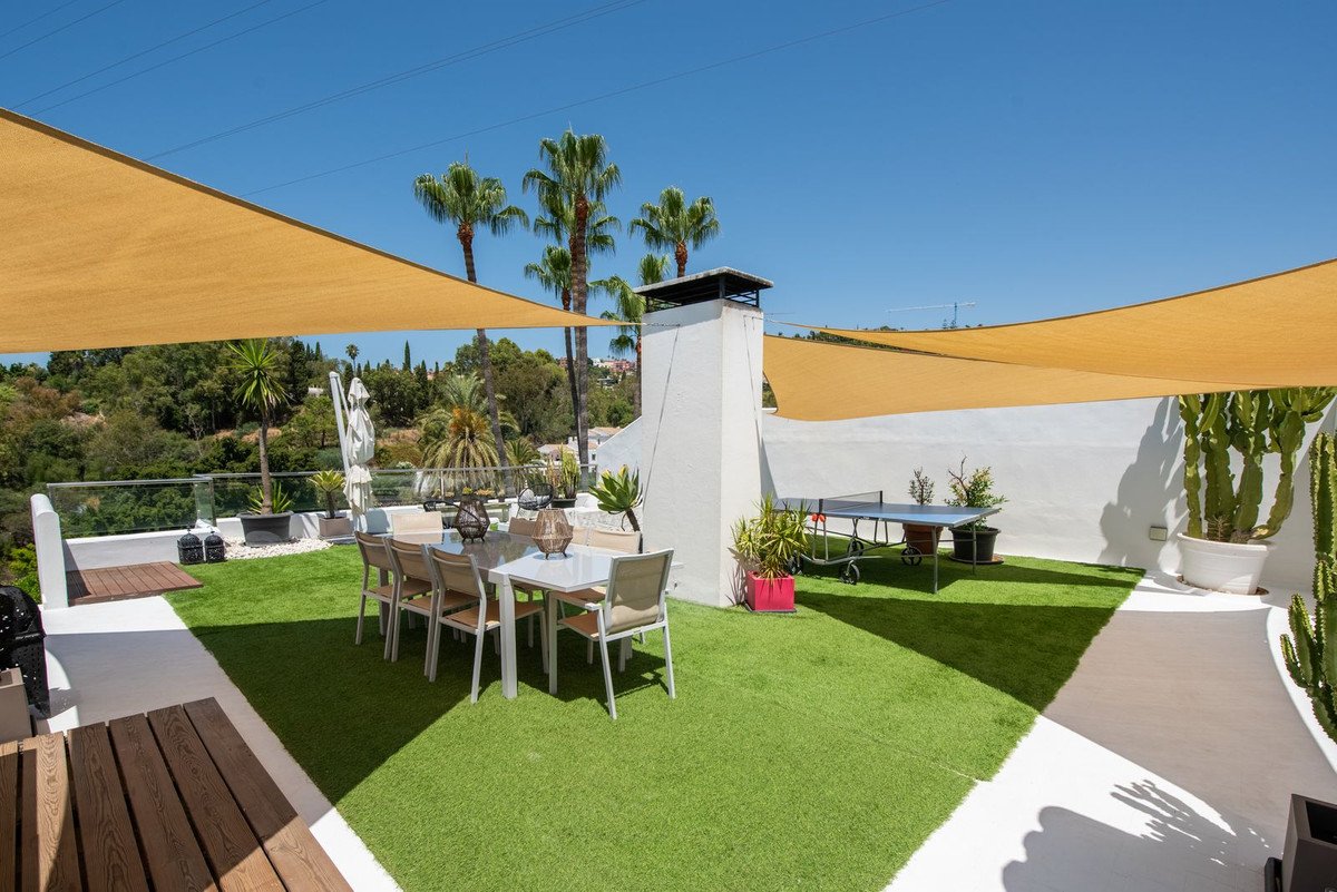 3 Bed Top Floor Apartment in Benahavís