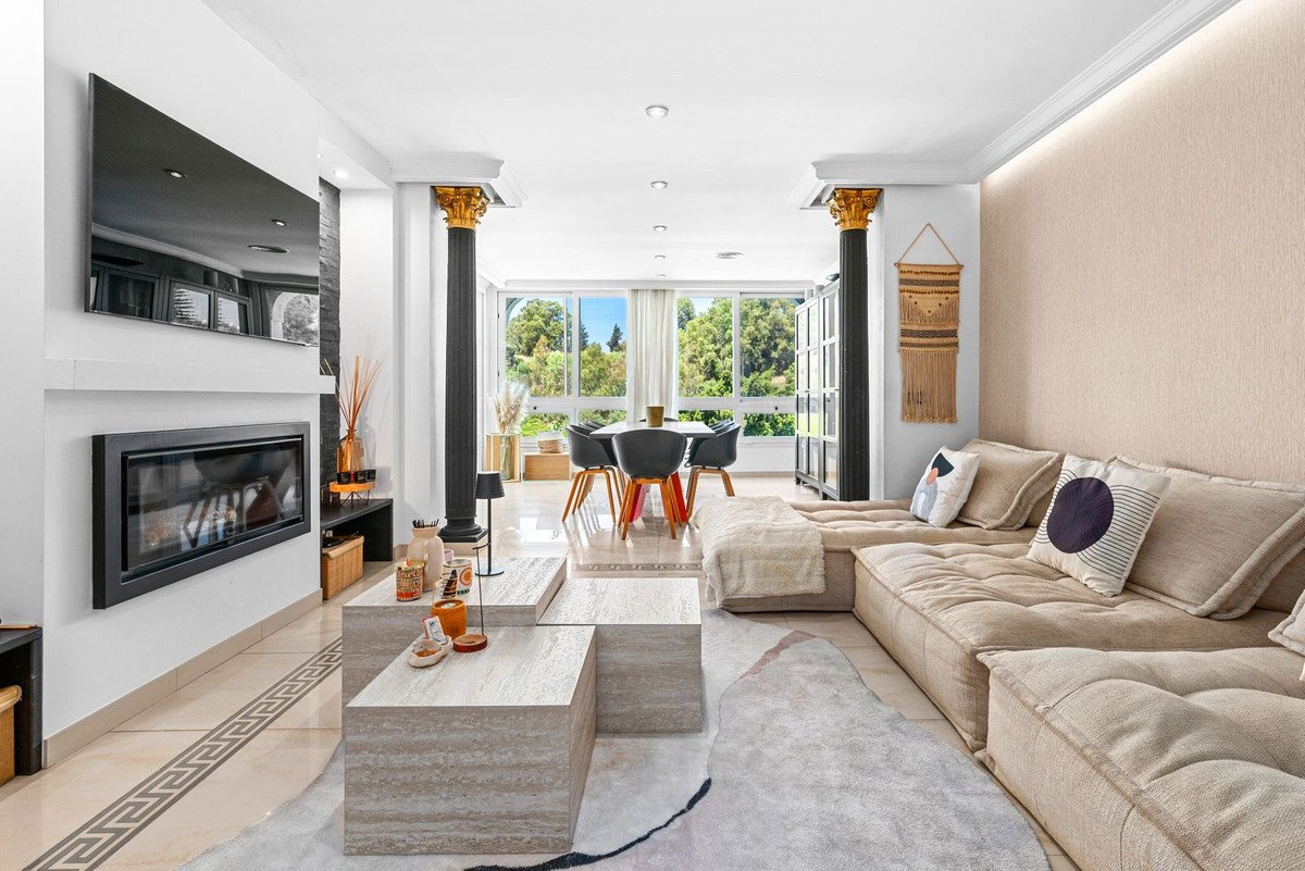 3 Bed Top Floor Apartment in Benahavís