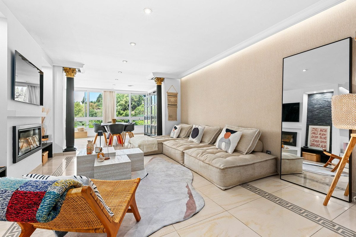 3 Bed Top Floor Apartment in Benahavís