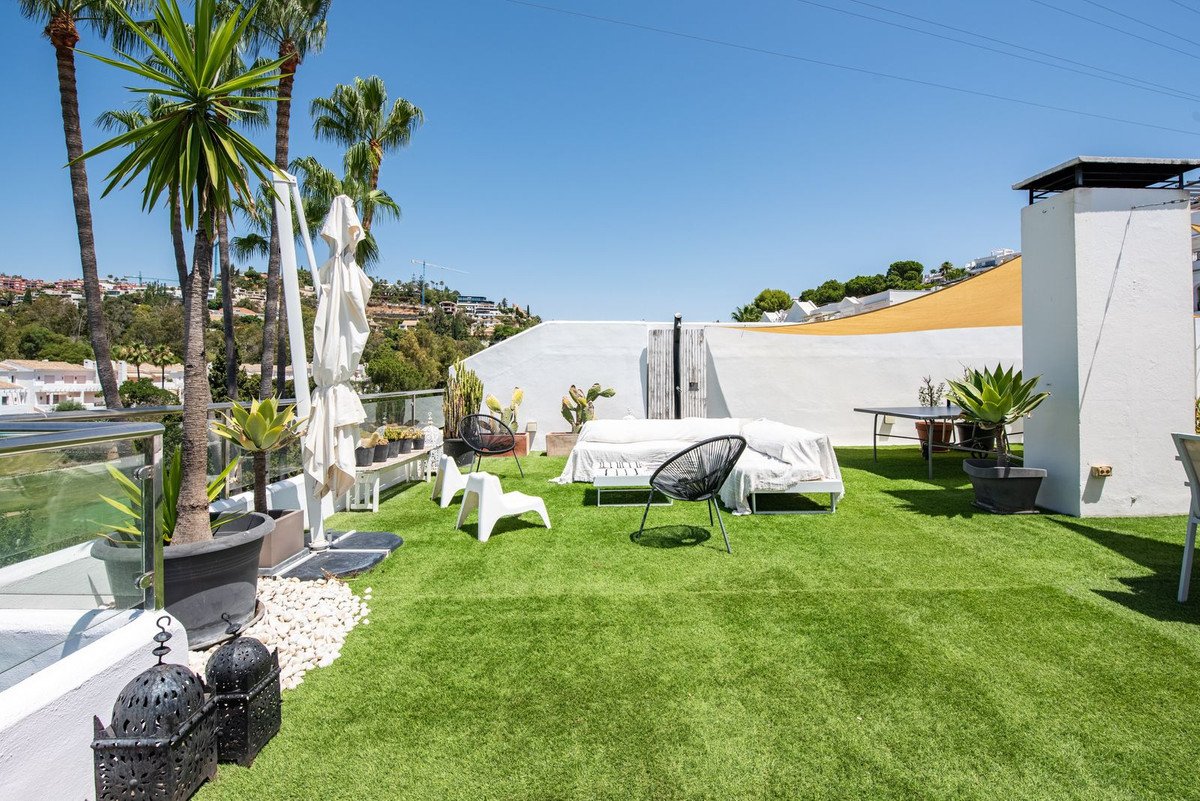 3 Bed Top Floor Apartment in Benahavís