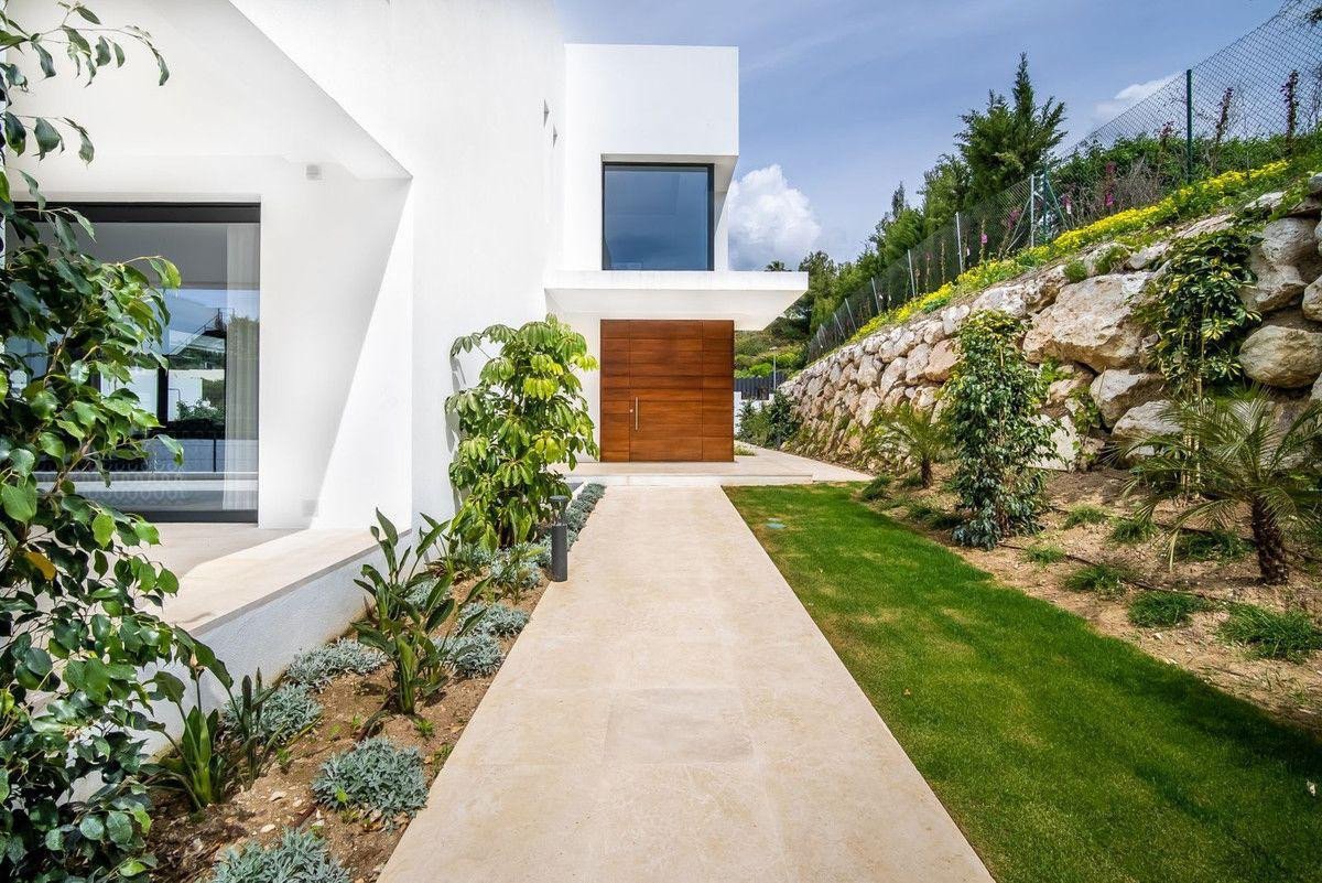 6 Bed Detached Villa in Nueva Andalucía