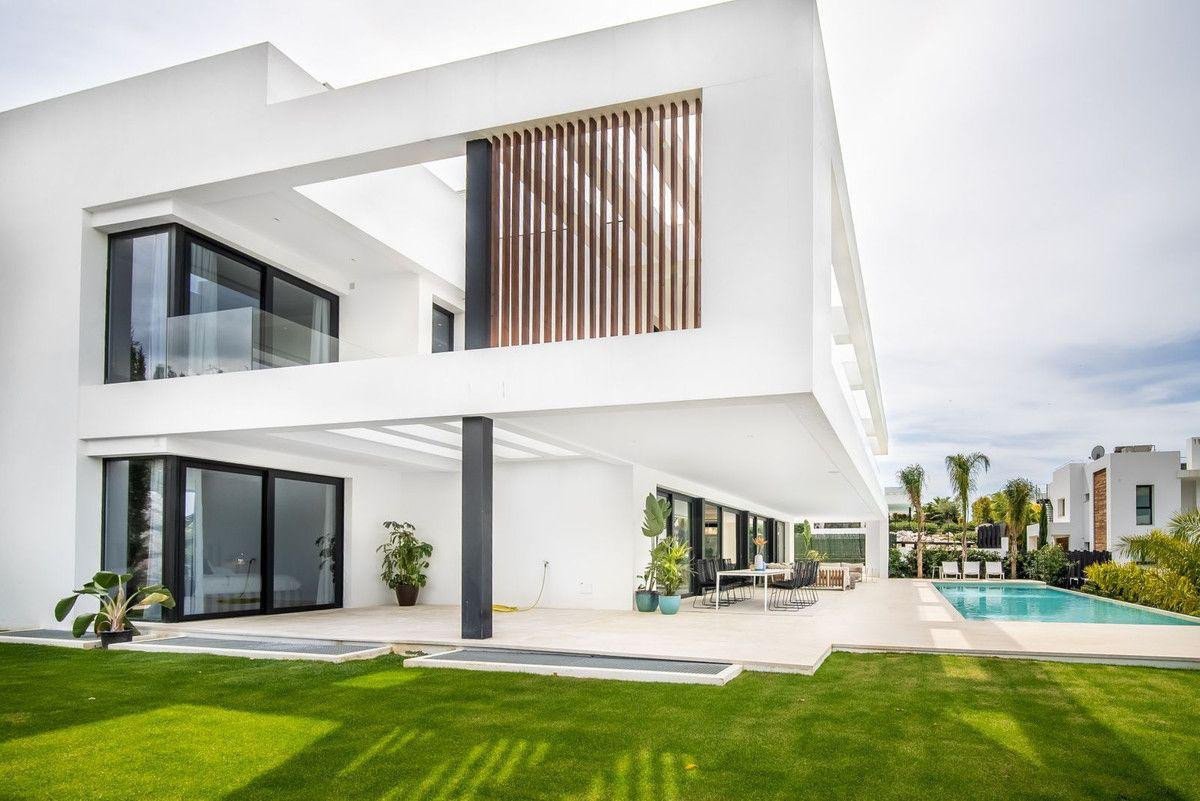 6 Bed Detached Villa in Nueva Andalucía