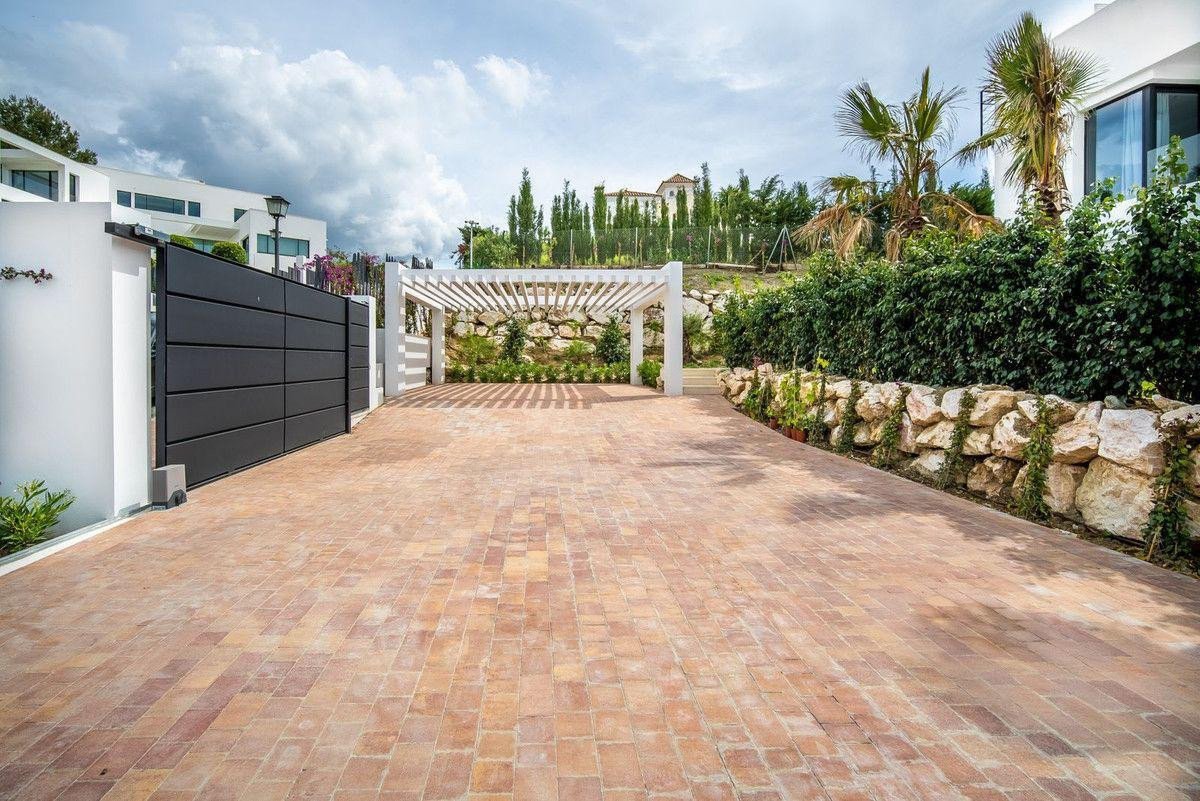 6 Bed Detached Villa in Nueva Andalucía