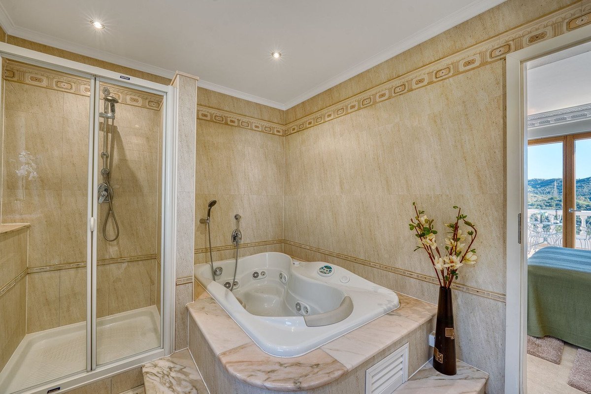 8 Bed Detached Villa in Elviria