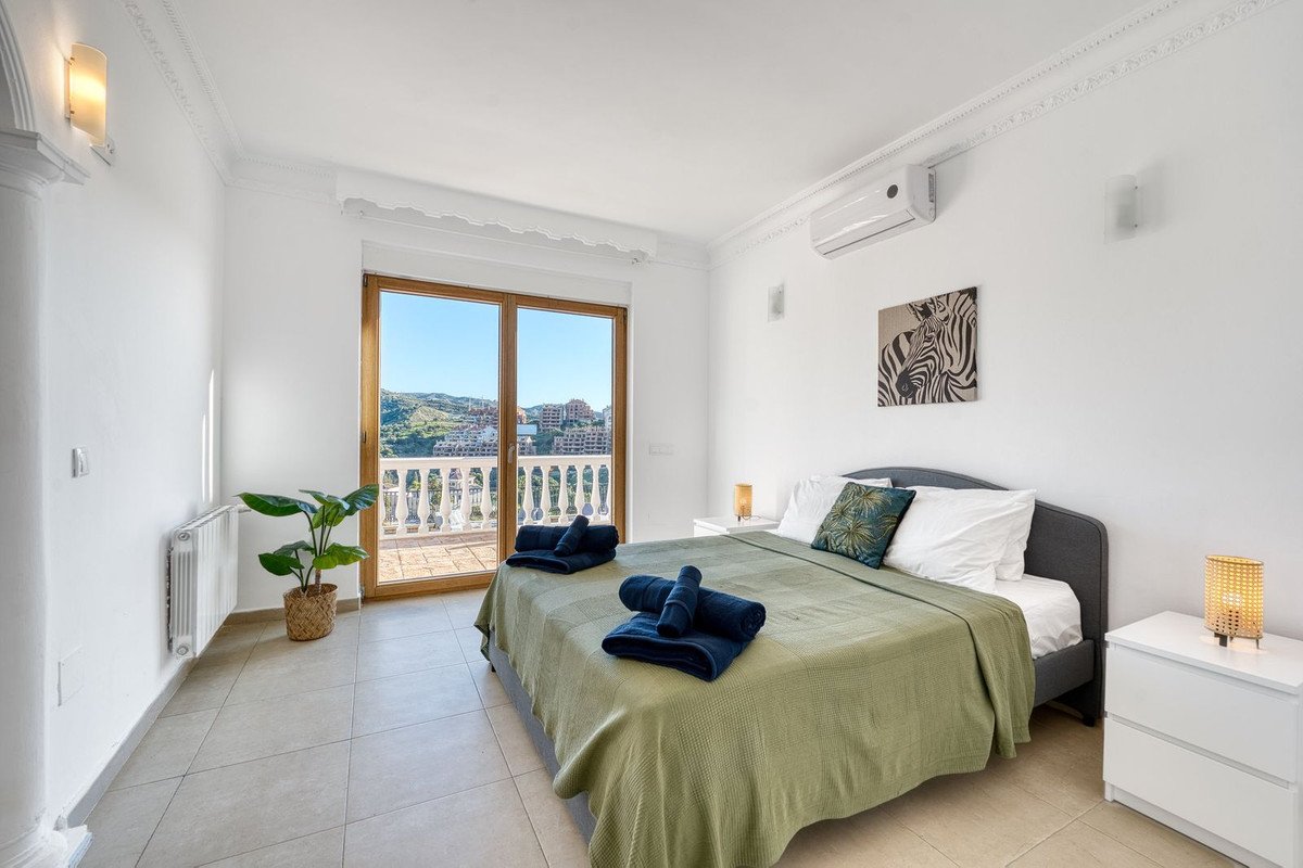 8 Bed Detached Villa in Elviria