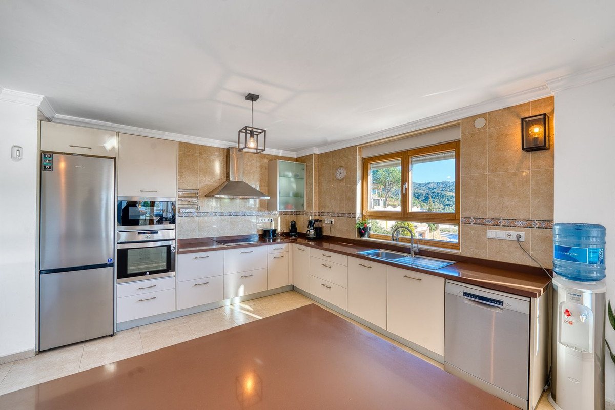 8 Bed Detached Villa in Elviria
