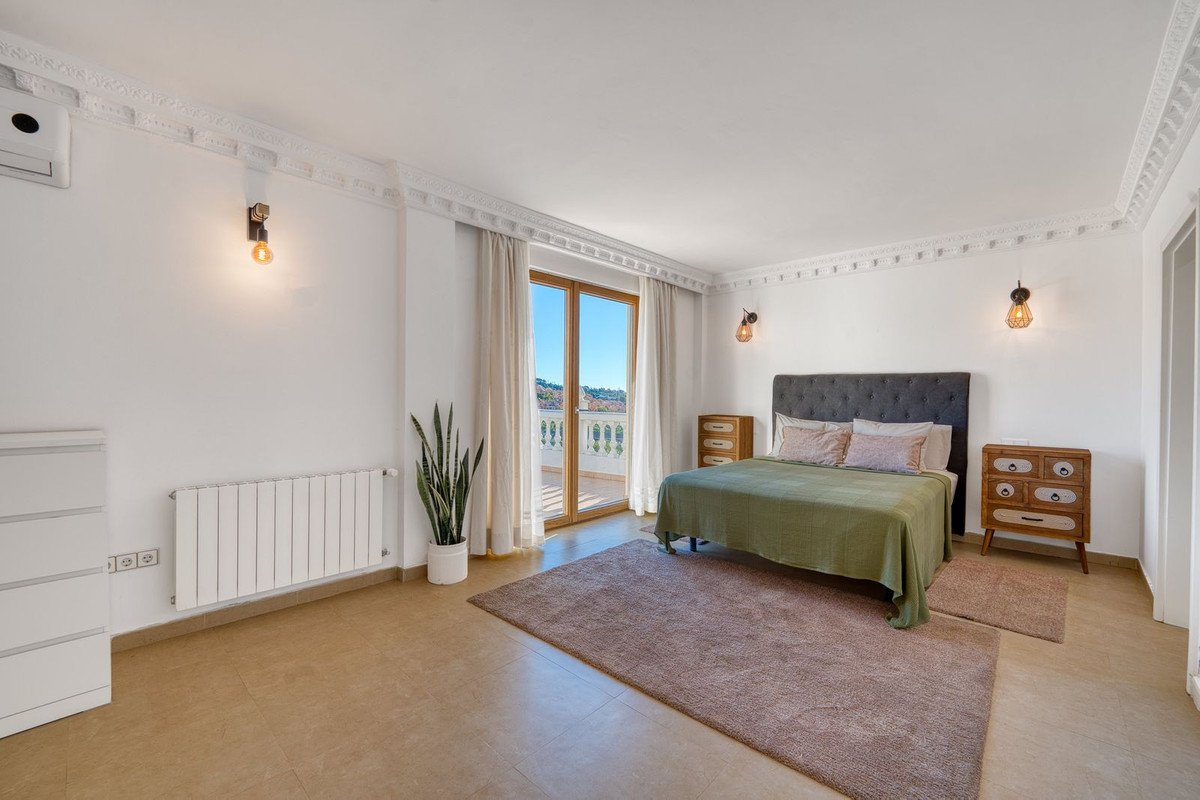 8 Bed Detached Villa in Elviria