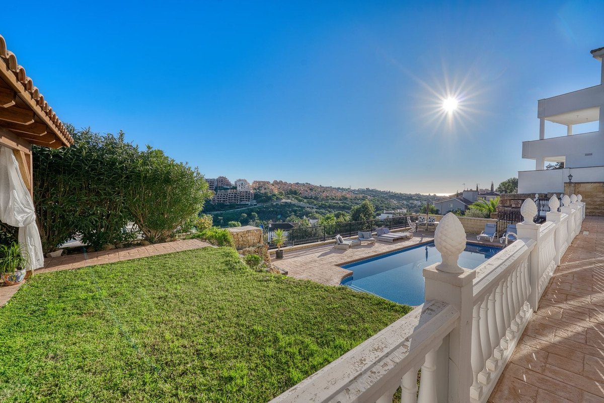 8 Bed Detached Villa in Elviria