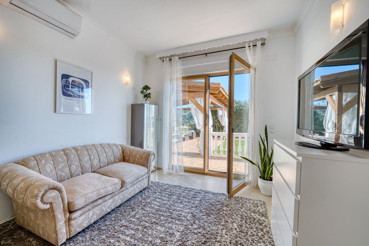 8 Bed Detached Villa in Elviria