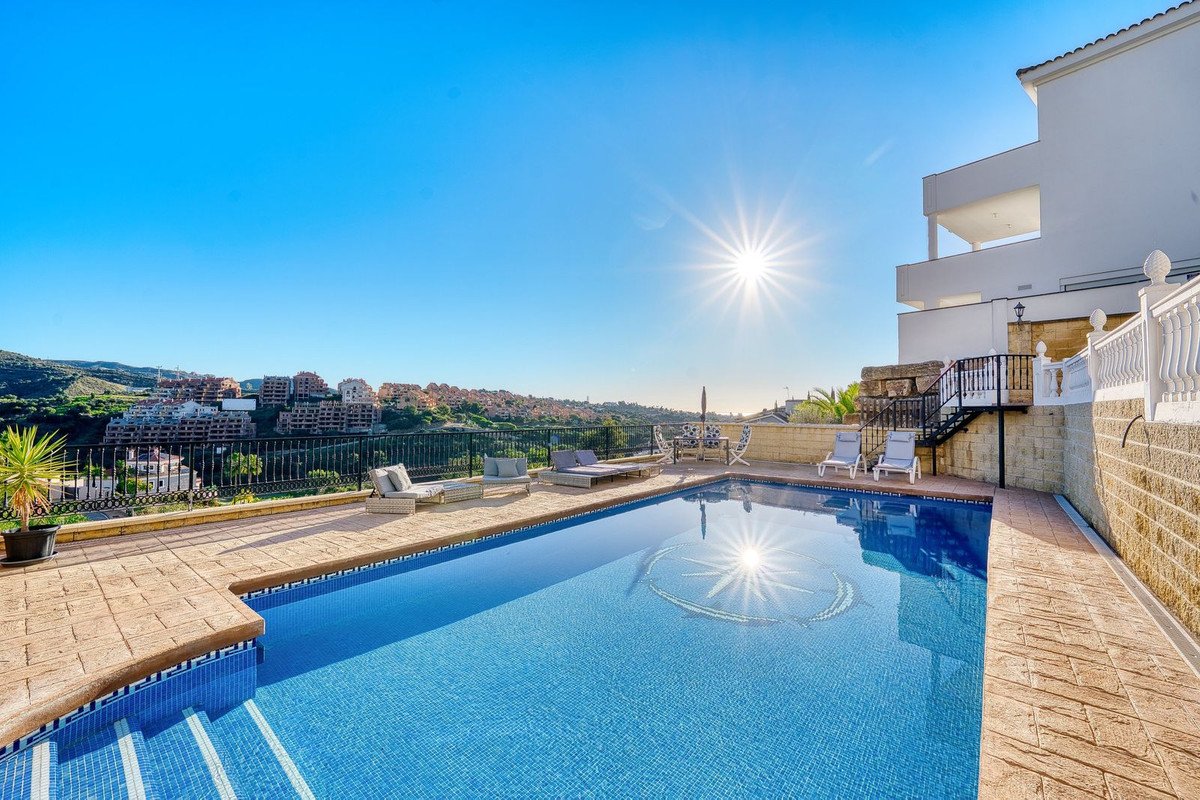 8 Bed Detached Villa in Elviria